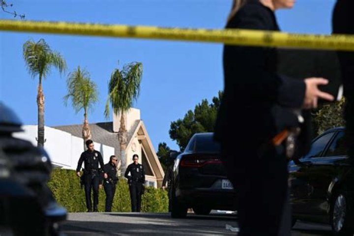
3 Dead, 4 Injured in Los Angeles Shooting, Suspect Remains at Large: Police 
