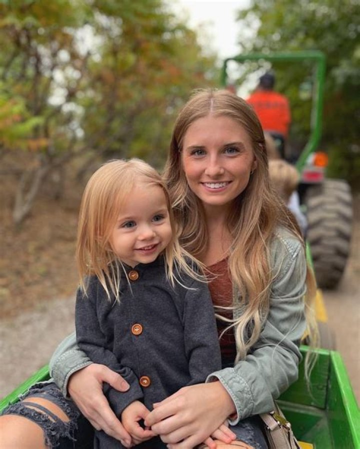 
Cameron Hardin Family – Details About His Wife Hannah Shane & Their Daughter Wren Lucia 