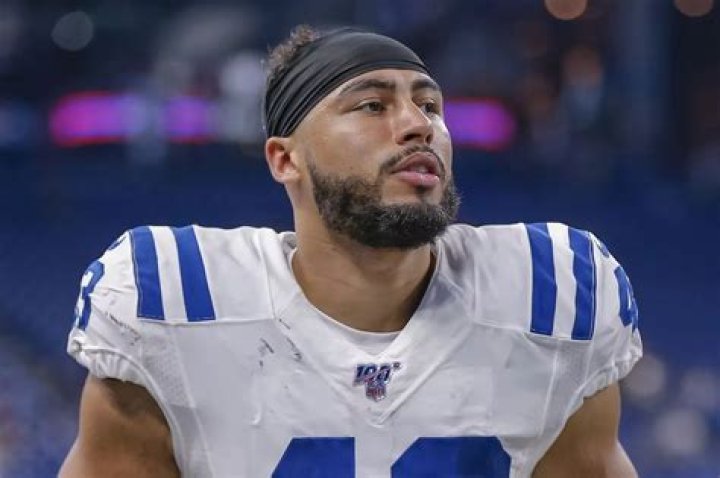 Is Ross Travis Married? His Bio, Age, Girlfriend, NFL, Salary, Height and Weight