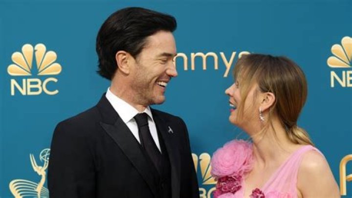
Kaley Cuoco and Tom Pelphrey Make Their Red Carpet Debut as a Couple at 2022 Emmys 