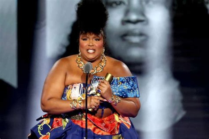 
Lizzo’s Mom Presents People’s Champion Award to Her at People’s Choice Awards: ‘So Proud of Her’ 